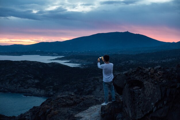 Fascinantes paisajes y paisajes increíbles en una ruta de senderismo con un aventurero urbano que explora las maravillas de la naturaleza