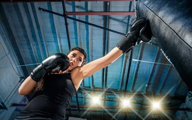 Feale boxeador practicando