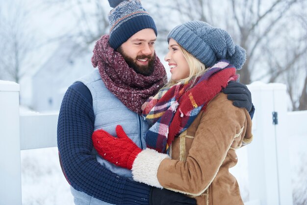 Fecha de invierno de la feliz pareja