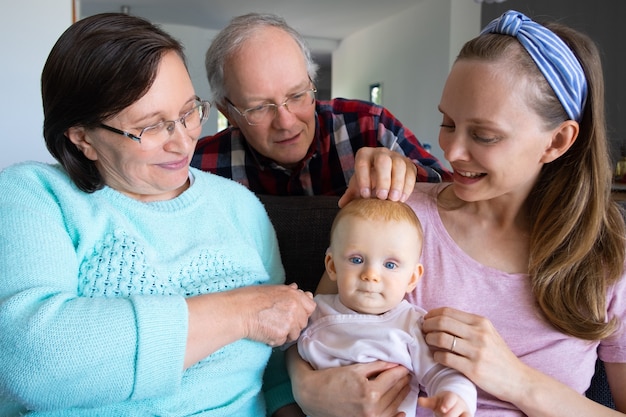 Felices abuelos pasando tiempo con su hija y nieta