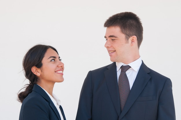 Felices alegres compañeros de trabajo disfrutando de una buena charla