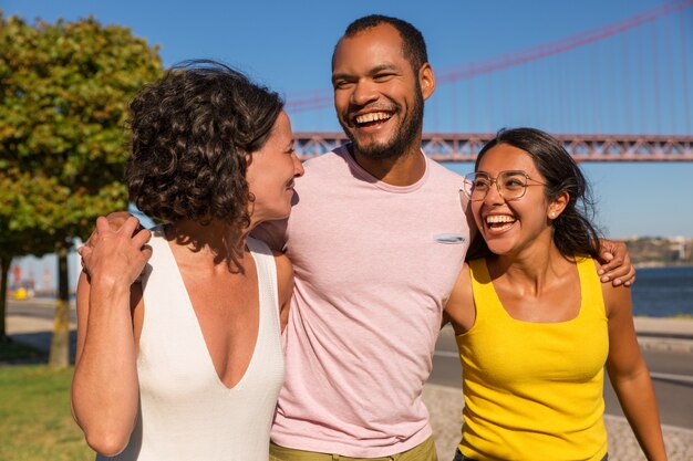 Felices amigos cercanos reunidos en el parque