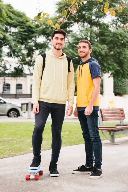 Felices amigos masculinos deportivos con crucero