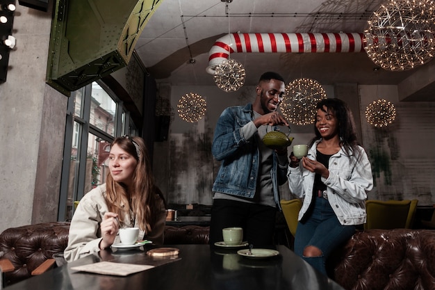 Felices amigos sentados en la cafetería