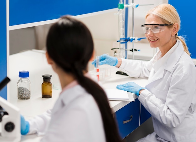 Felices científicas que trabajan en el laboratorio