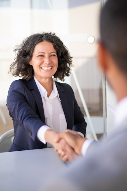 Foto gratuita felices colegas de negocios exitosos reunidos afuera