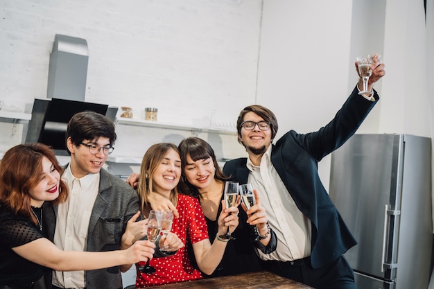 Felices colegas en la oficina celebran un evento especial