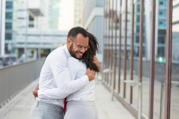 Felices emocionados diversos amigos cercanos contentos de conocerse