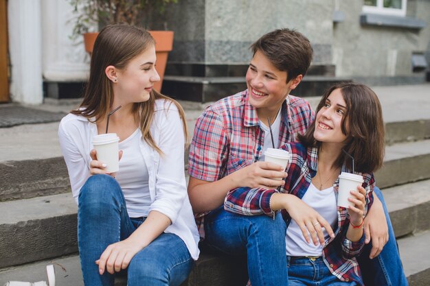 Felices los estudiantes pasar tiempo juntos