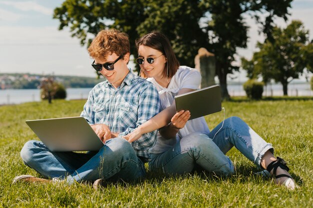 Felices freelancers trabajando en el parque