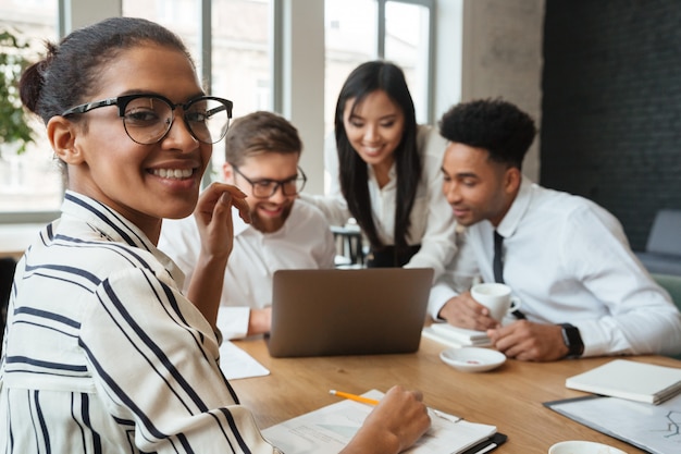 Felices jóvenes colegas de negocios en el interior