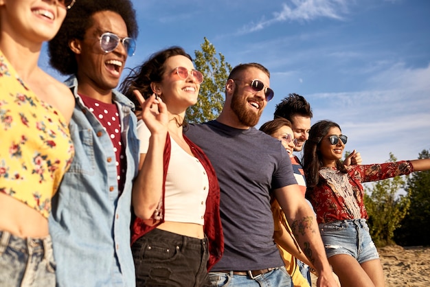 Felices los jóvenes en una fila al aire libre