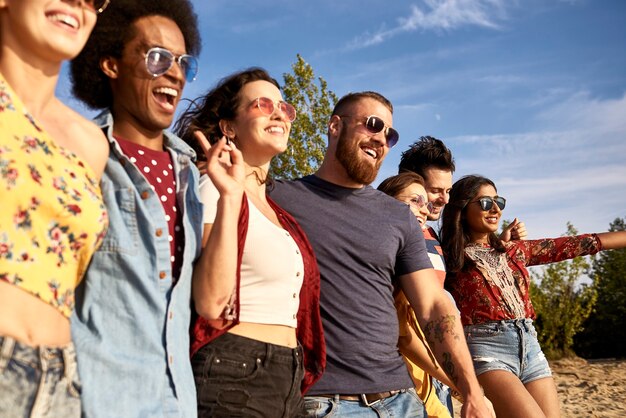 Felices los jóvenes en una fila al aire libre