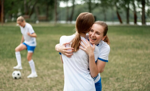 Felices los jugadores del equipo abrazándose