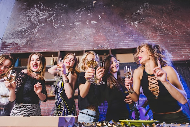 Felices las mujeres celebrando en casa