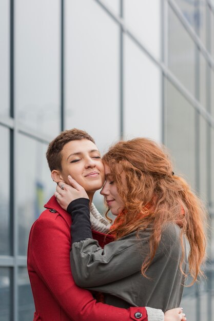 Felices mujeres jóvenes juntas en el amor