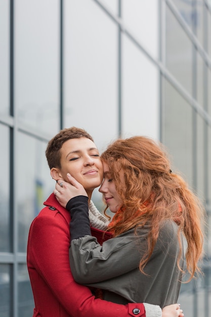 Felices mujeres jóvenes juntas en el amor