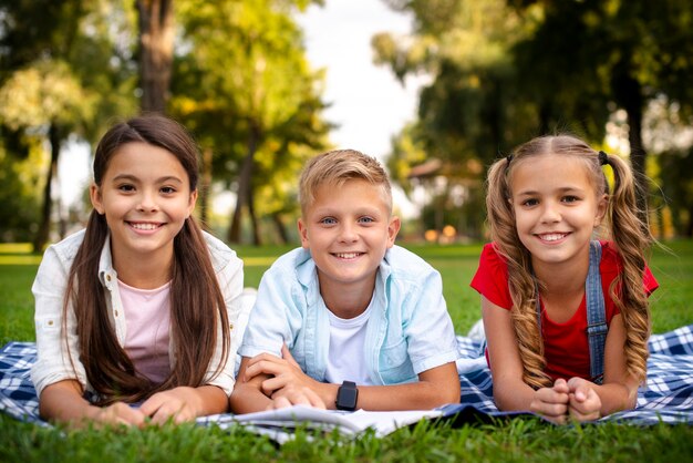 Felices los niños acostado sobre una manta