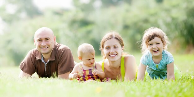 Felices padres con dos hijos en verano