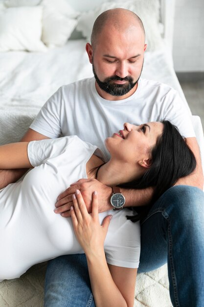 Felices padres esperanzados mirándose