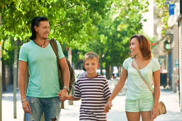 Felices padres con hijo adolescente