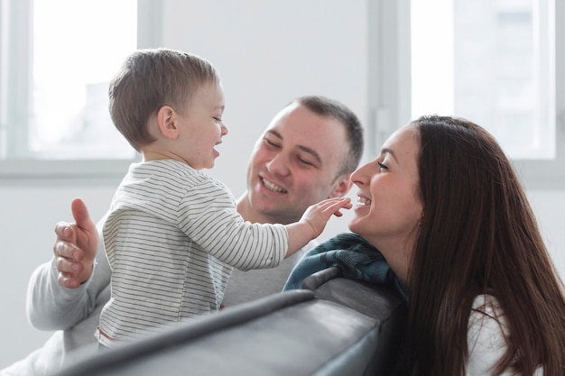 Foto gratuita felices padres con hijos en casa