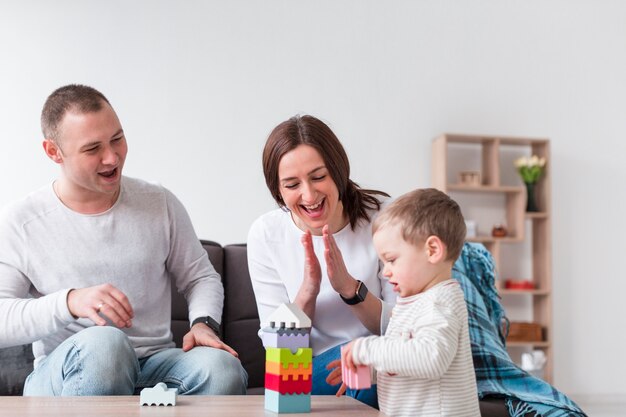 Felices padres jugando con niños