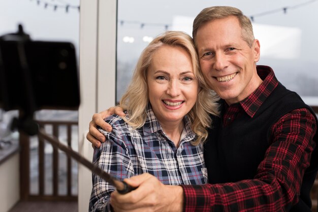 Felices padres tomando una selfie