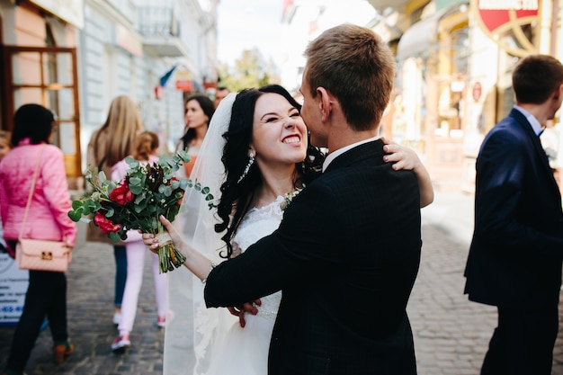 Felices recién casados ​​en la calle