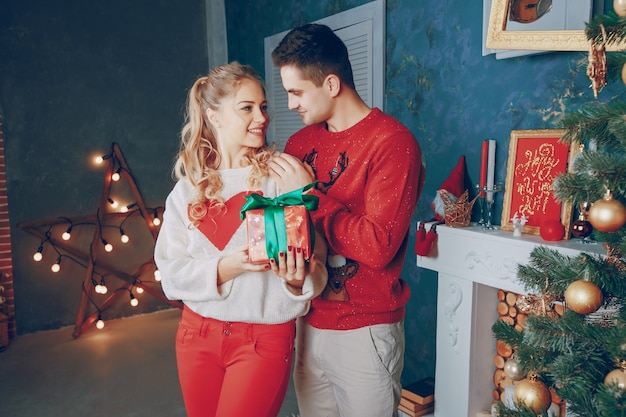 la felicidad árbol chimenea persona de sexo masculino