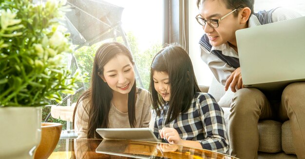 Felicidad familia asiática mamá papá hija traje casual usar tiempo de calidad felicidad y alegría juntos en un acogedor y hermoso interior sala de estar concepto de ideas de relación familiar