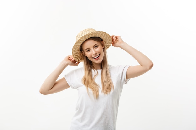 Felicidad. Mujer feliz verano aislada en estudio. Enérgico retrato fresco de mujer joven emocionada animando con sombrero de playa.