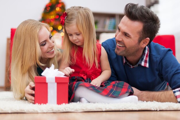 Felicidad navideña de familia joven