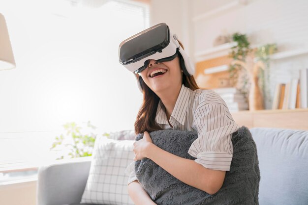 La felicidad salió de la onda de la mano de una adolescente asiática junto con su actuación de concierto virtual a través de gafas virtuales auriculares interactivos virtuales mujer asiática quedarse en casa innovación tecnología estilo de vida vr en casa