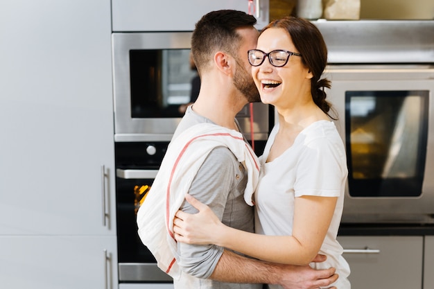 Feliz abrazo en la cocina