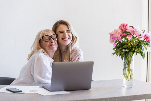 Feliz abuela abrazando a su joven nieta