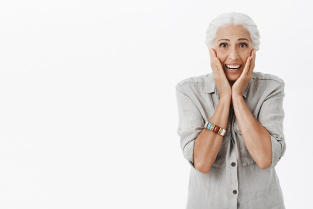 Feliz abuela emocionada reacciona a la maravillosa noticia