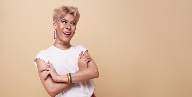 Feliz adolescente asiático transgénero LGBT aislado sobre fondo de espacio de copia de color desnudo