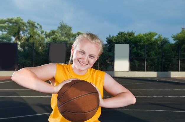 Feliz adolescente con baloncesto