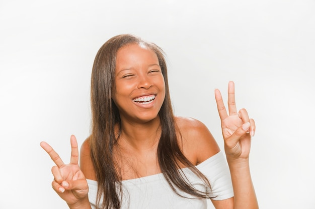 Foto gratuita feliz adolescente gesticular signo de la paz