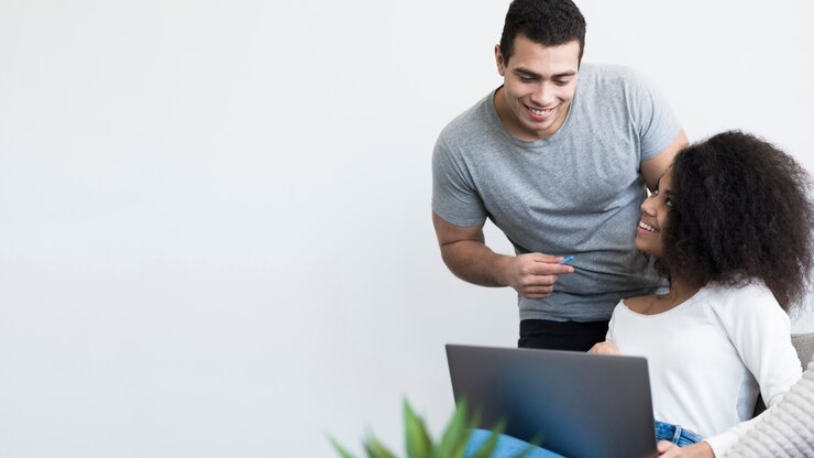 Foto gratuito feliz adulto hombre y mujer trabajando juntos