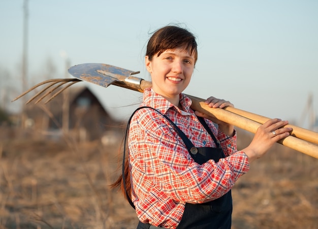 Foto gratuita feliz agricultor en las zonas rurales