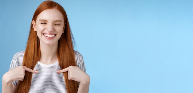 Foto gratuita feliz alegre feliz joven deportista pelirroja nominada sonriendo sorprendida riendo alegremente cerca