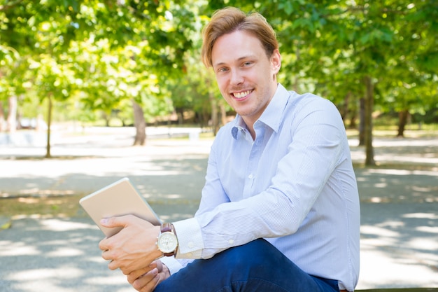 Feliz alegre joven empresario con tableta