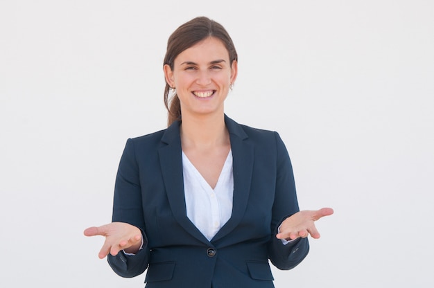 Foto gratuita feliz alegre líder empresarial extendiendo las manos