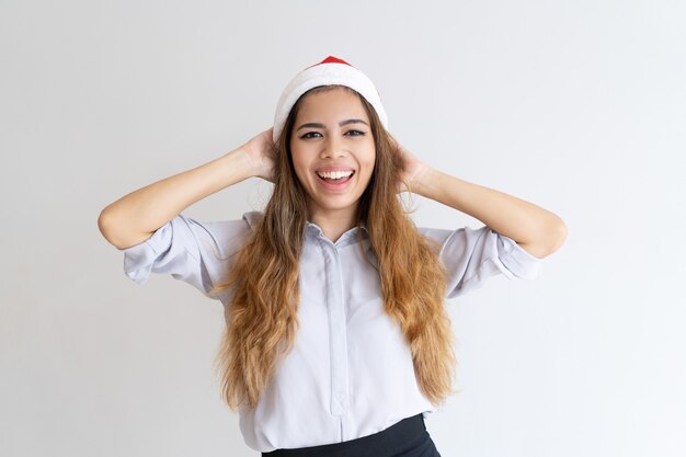 Feliz alegre niña lista para la fiesta de navidad