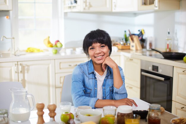 Feliz ama de casa en la cocina