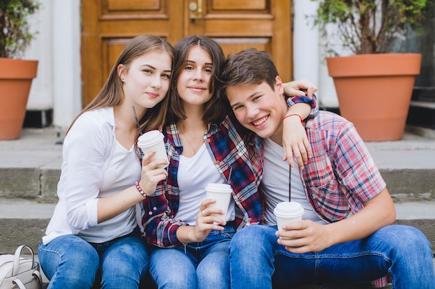 Foto gratuita feliz amigos posando con café