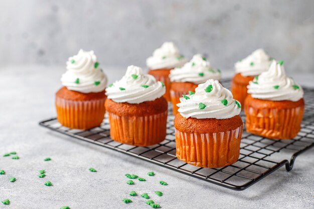 Feliz año nuevo 2021, cupcakes con velas doradas.