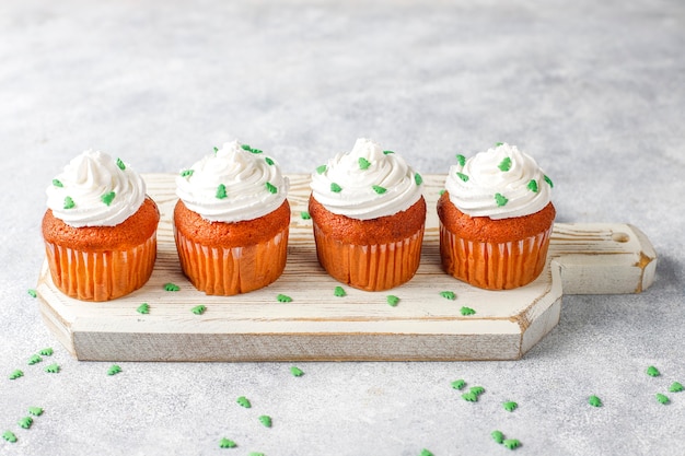 Feliz año nuevo 2021, cupcakes con velas doradas.